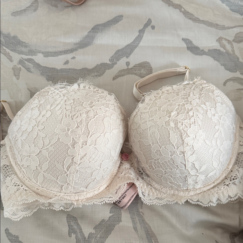Elegant Lace Underwire Bra - Cream